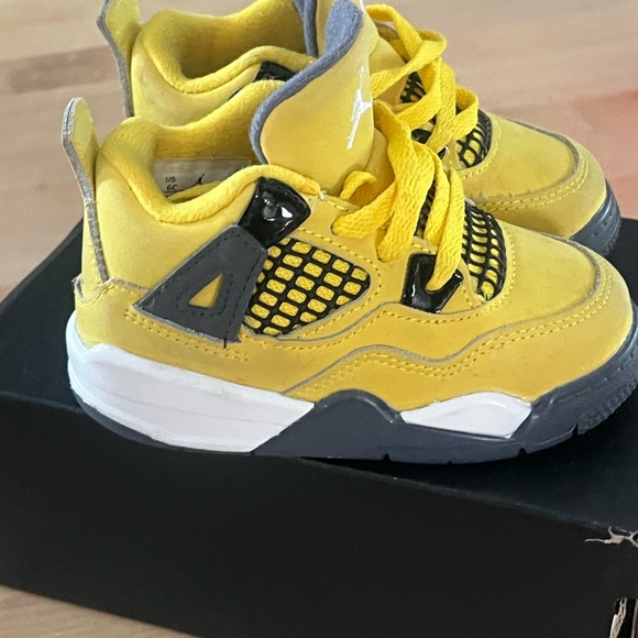 Jordan 4 Retro Lightening- Toddler Size 6c - Picture 2 of 4